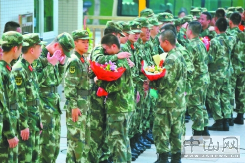 96年女兵退役,泪洒中山边防支队