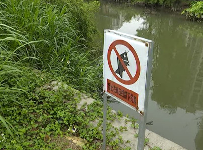 都设有禁止在高压线下钓鱼的告示牌.