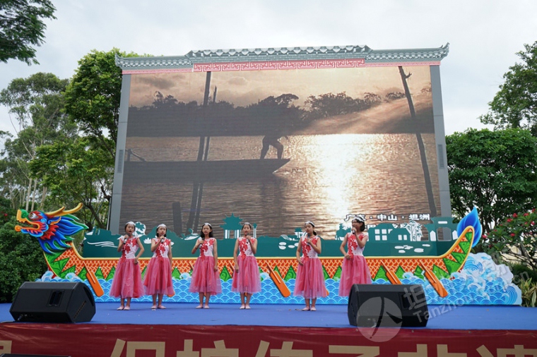 分別是由梁帶根演唱的鹹水歌《發展中山》,由裕洲小學學生黃嘉淇等