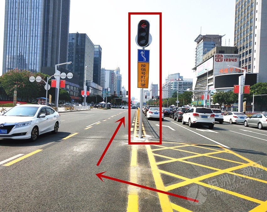  借道左转是一种通过利用对向车道作为左转待转区,提高左转车辆通