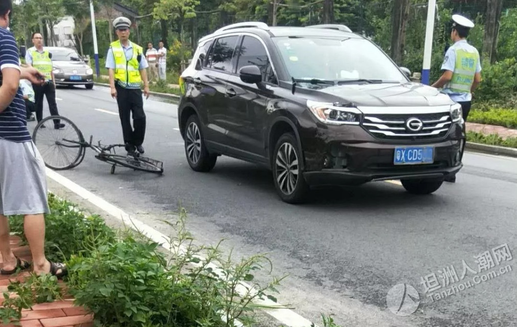 警員到場取證,並向小車司機詢問事故情況,對現場也進行了封鎖,目前