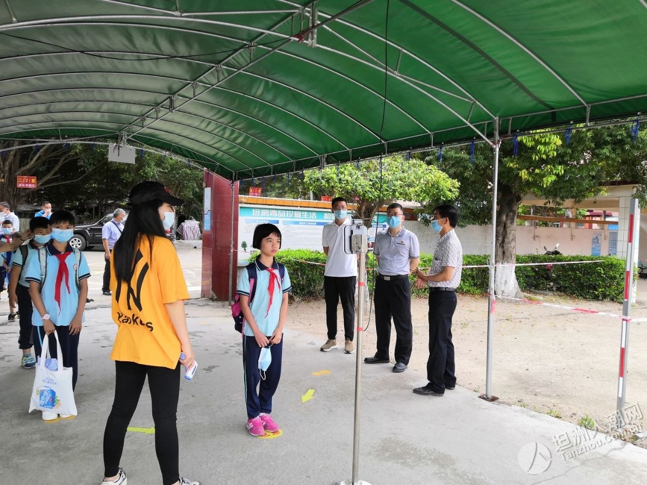 刘世坚委员在裕洲小学检查指导工作