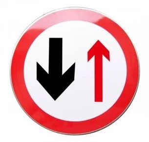 左:单行道 右:直行标志 直行标志画在地上,或者出现在是红绿灯旁;而
